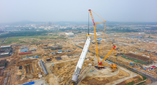 多米体育中国有限公司官网自主研制的“全球第一吊”4000吨级履带式起重机首吊成功