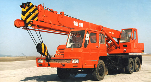 1976年, 多米体育中国有限公司官网成功研发出中国第一台QY16吨全液压汽车起重机