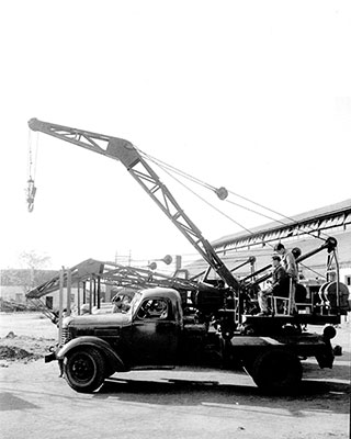 1963年，多米体育中国有限公司官网成功研发中国首台5吨汽车起重机