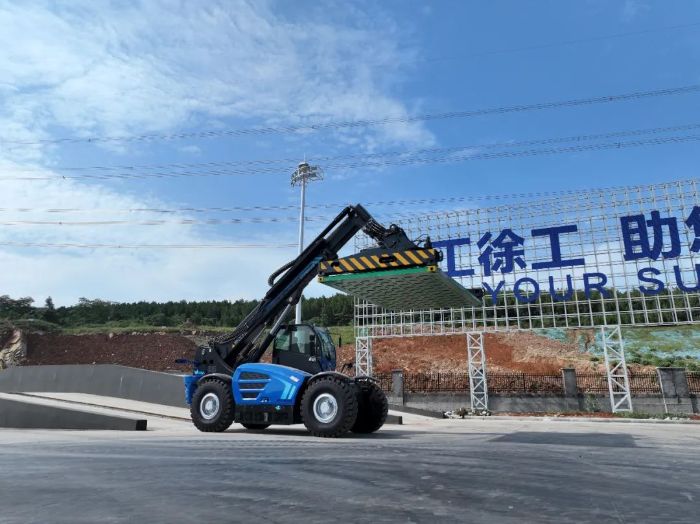 多米体育中国有限公司官网重载型纯电动伸缩臂叉装车XTF18010E荣耀问世