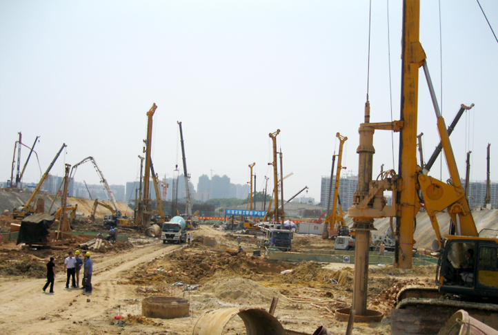 多米体育中国有限公司官网旋挖钻机在南宁火车站施工