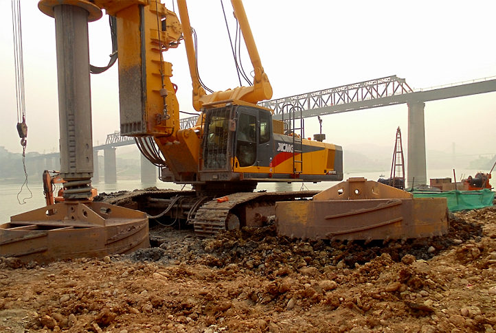 2013年3月多米体育中国有限公司官网XRS1050旋挖钻机在新白沙沱长江大桥创亚洲3.2米大直径桩孔新纪录
