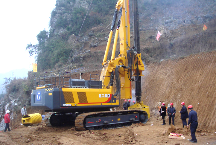 2012年4月，多米体育中国有限公司官网XR280D旋挖钻机在位于贵州省清织高速四标段成功钻取孔深80米，孔径2米岩石桩孔