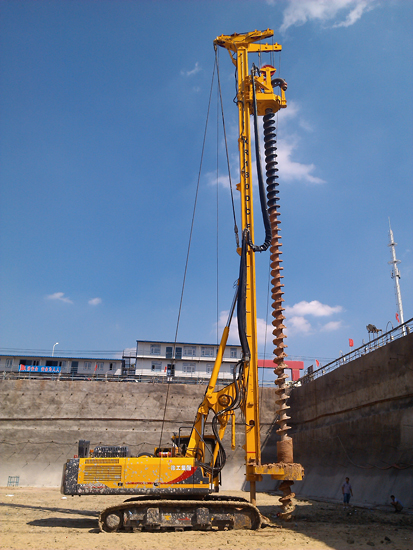 2013年6月多米体育中国有限公司官网XR150DCFA长螺旋钻机在张家港进行房建桩施工