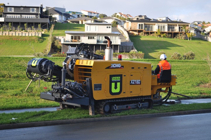 2013年8月多米体育中国有限公司官网XZ180水平定向钻机在新西兰电力管线穿越工程施工