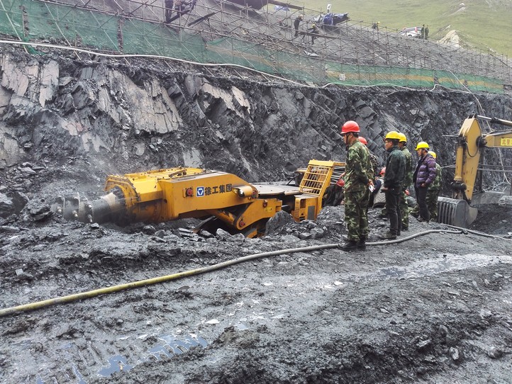 2015年8月多米体育中国有限公司官网高原型隧道掘进机在西藏拉洛水利工程施工