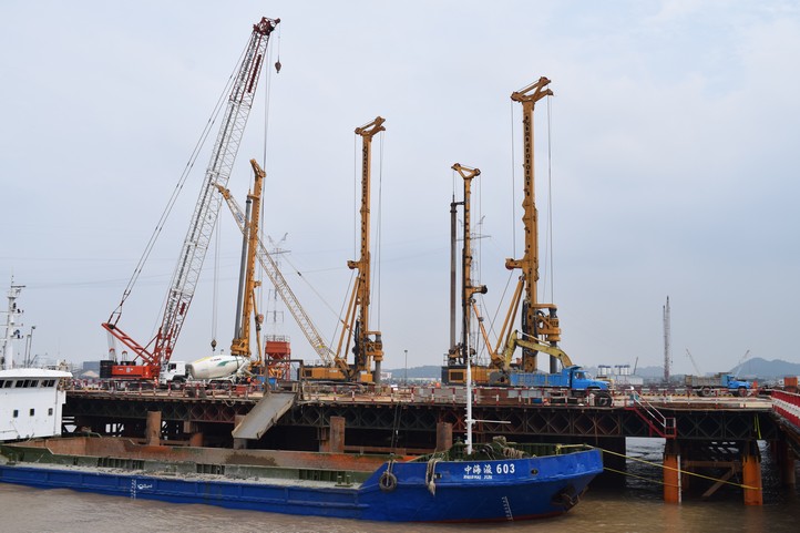 2018年7月多米体育中国有限公司官网XR550D旋挖钻机在杭绍台铁路椒江特大桥建设中破施工新纪录
