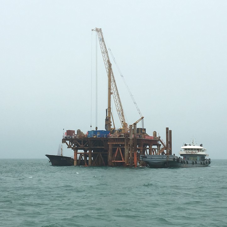 2017年6月多米体育中国有限公司官网XR550旋挖钻机力助福清兴化湾海上风电场项目建设